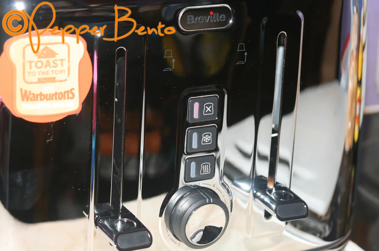 Nahaufnahme der Bedienelemente und Knöpfe des Breville VTT571 Toasters