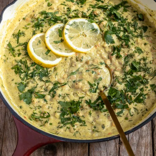 Nahaufnahme der cremigen Kichererbsen-Zitronen-Pfanne in der Pfanne