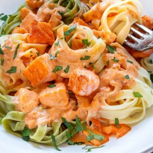 Nahaufnahme der fertigen Lachsnudeln