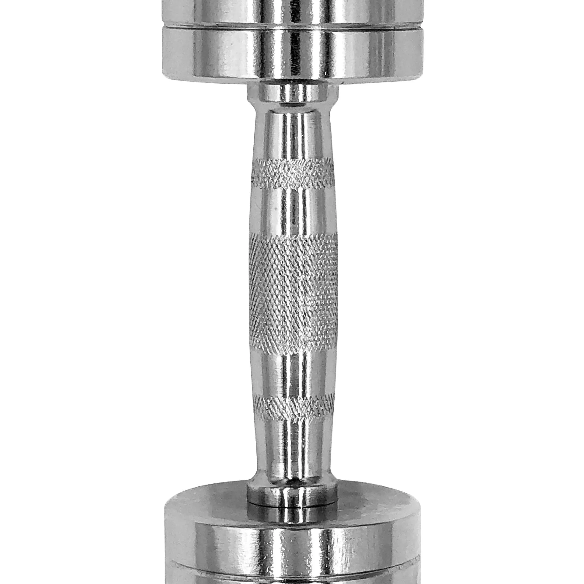 Nahaufnahme der geriffelten Griffe und Gewichtsangaben auf PB Strong Chromhanteln