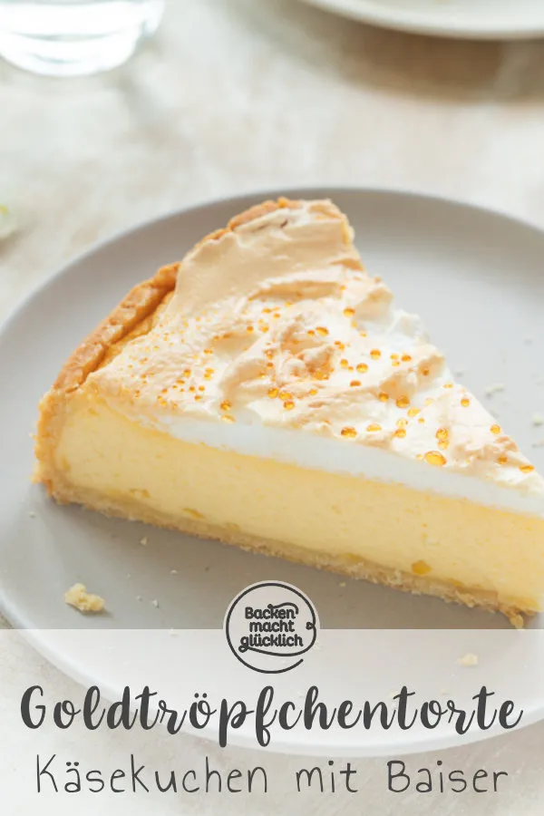 Nahaufnahme der goldenen Tröpfchen, die auf der Baiserhaube des Käsekuchens glänzen.