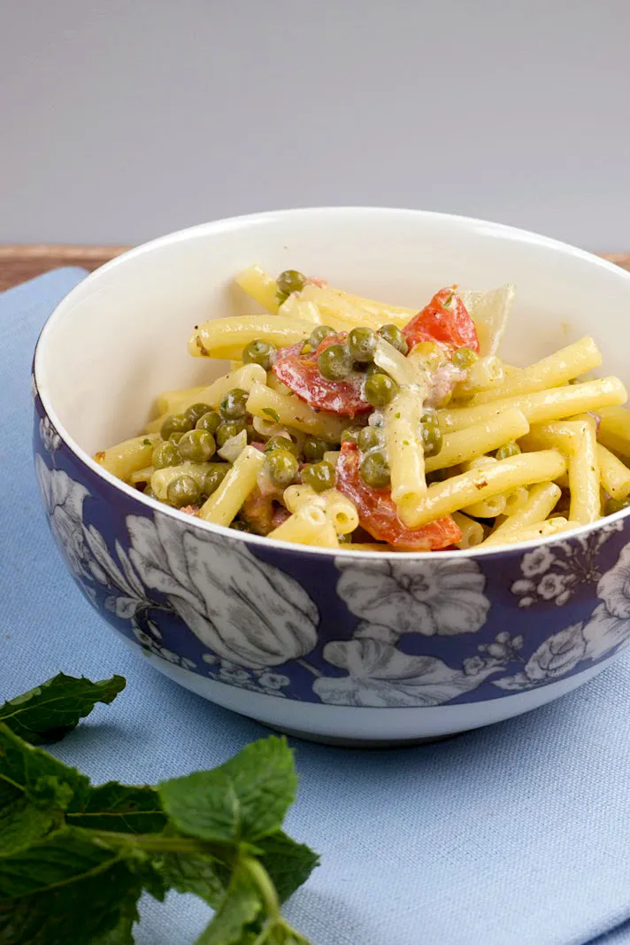 Nahaufnahme der Mascarpone-Sahne-Sauce mit Erbsen und Nudeln in einer Pfanne