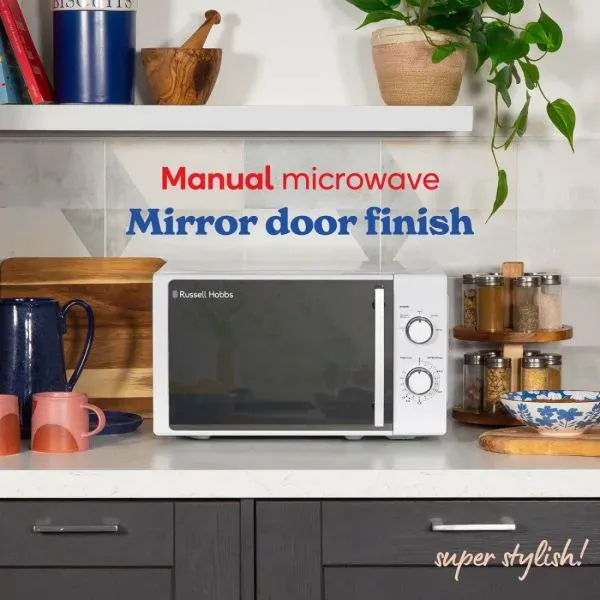 Nahaufnahme der Seite der Mikrowelle, die ihre kompakte Bauweise zeigt