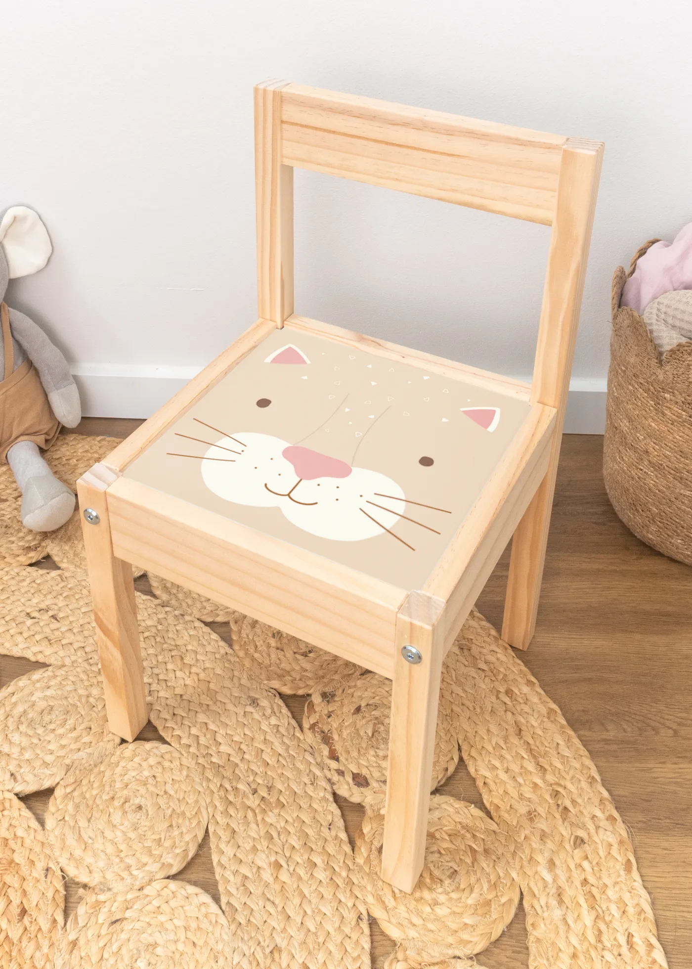 Nahaufnahme der selbstklebenden IKEA Katze Folie auf einem Kinderstuhl