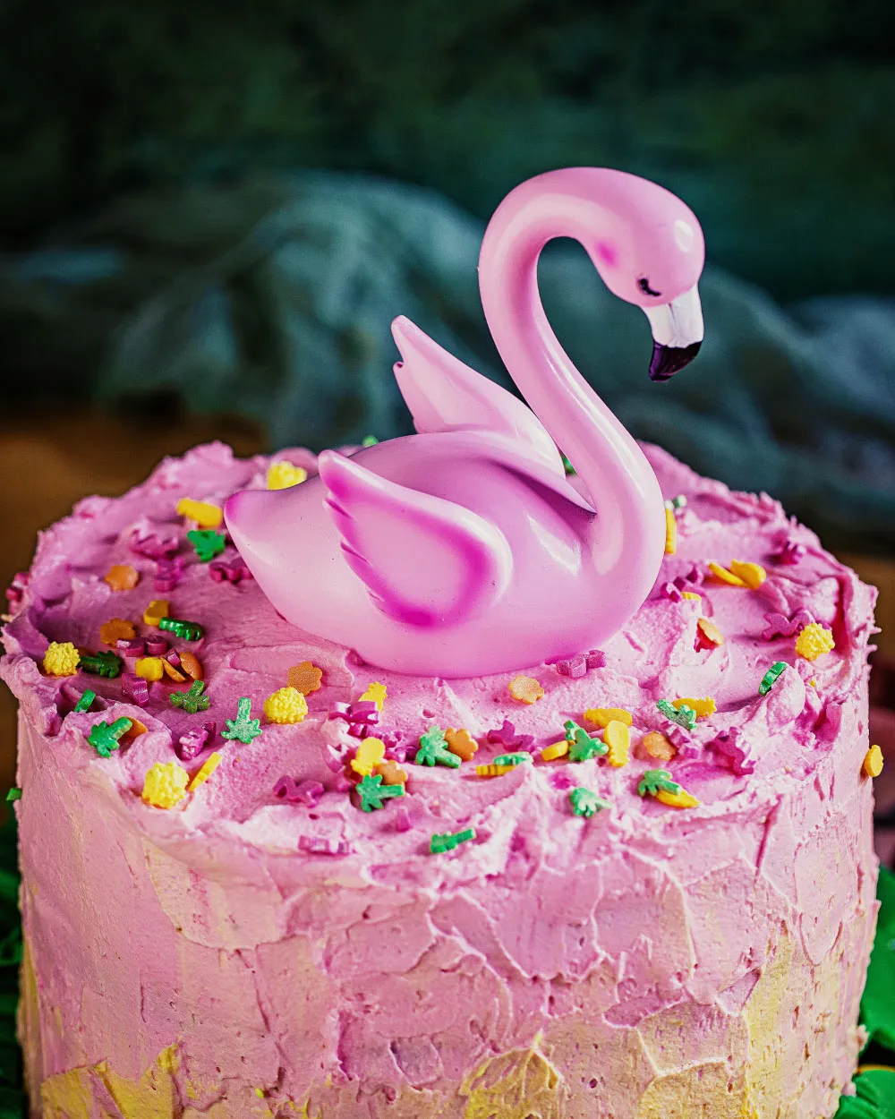 Nahaufnahme der tropischen Flamingo-Torte mit Marzipanblättern