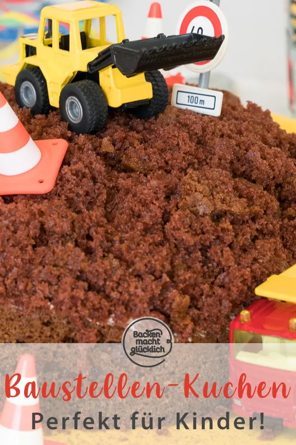 Nahaufnahme des Baustellen Geburtstagskuchens, der die detailreiche Dekoration mit Spielzeugfahrzeugen und essbaren Krümeln zeigt.