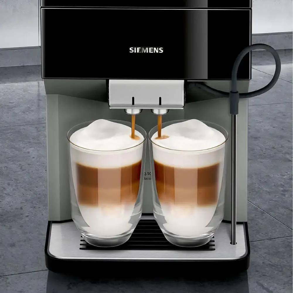 Nahaufnahme des Bedienfelds der Siemens EQ.9 Plus S500 mit dem coffeeSelect Display, das verschiedene Kaffeeoptionen anzeigt.