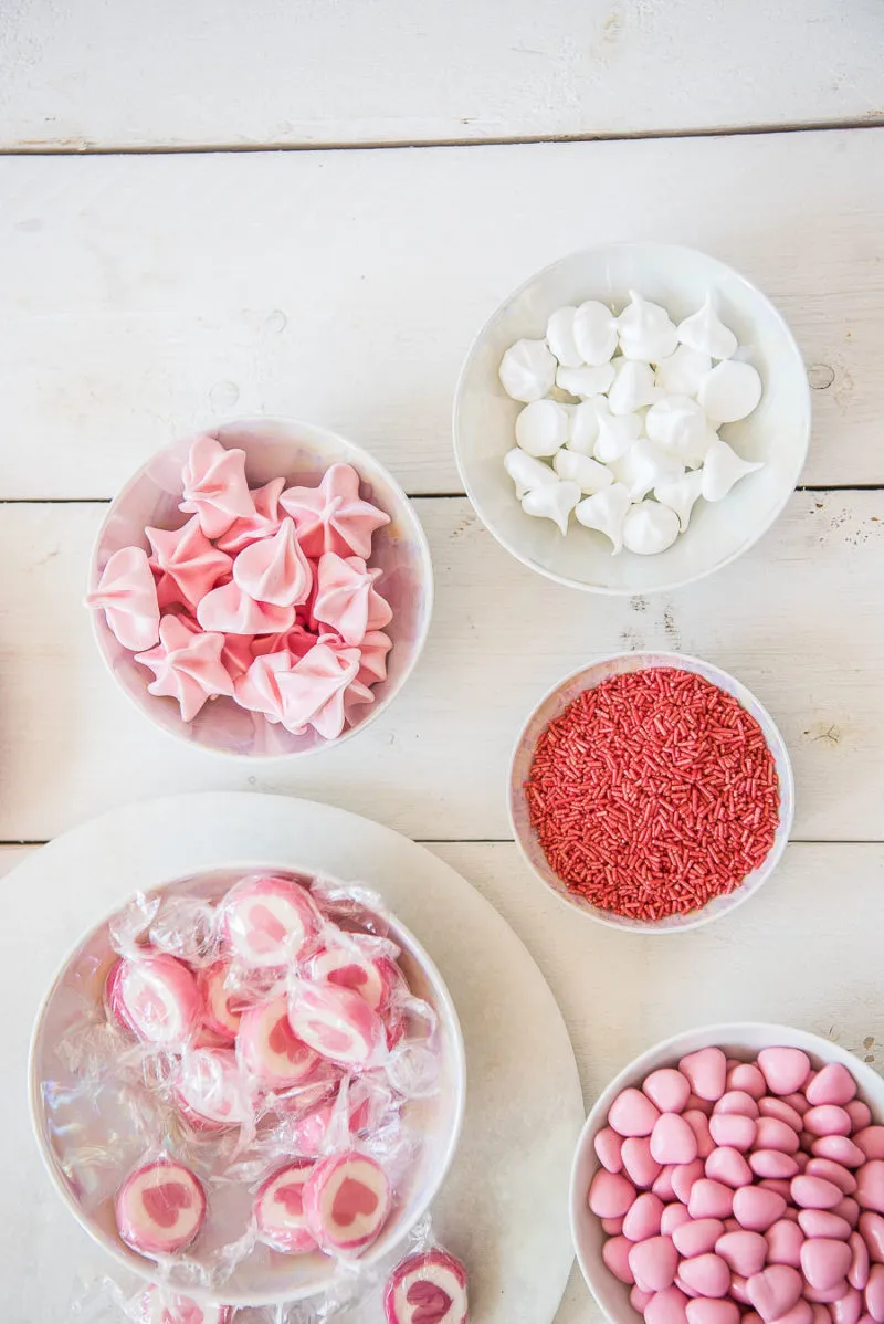 Nahaufnahme des dekorierten Zahlenkuchens mit der Ziffer Drei und frischen Himbeeren