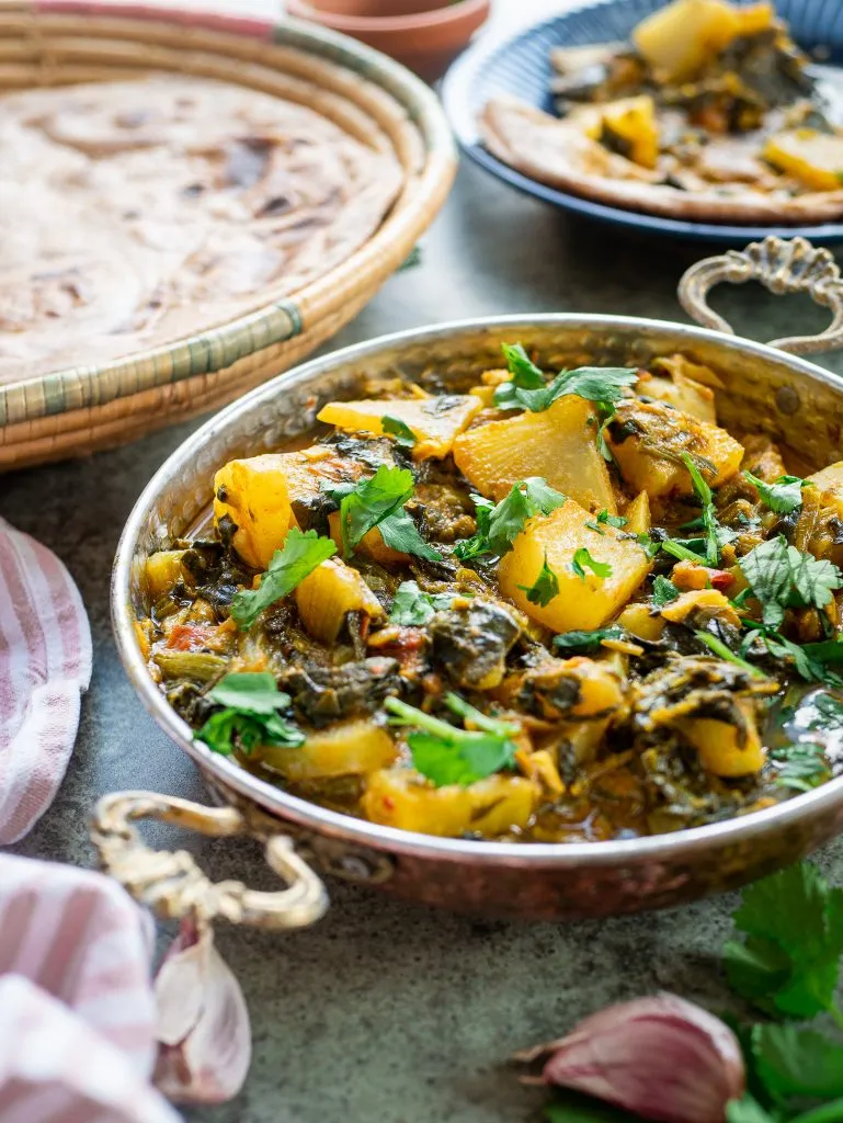 Nahaufnahme des fertigen Spinat-Rettich-Curry