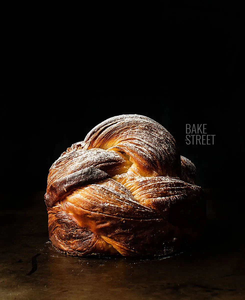 Nahaufnahme des Fujisan Brotes, das die feinen Schichten und die zarte Struktur des laminierten Teigs zeigt