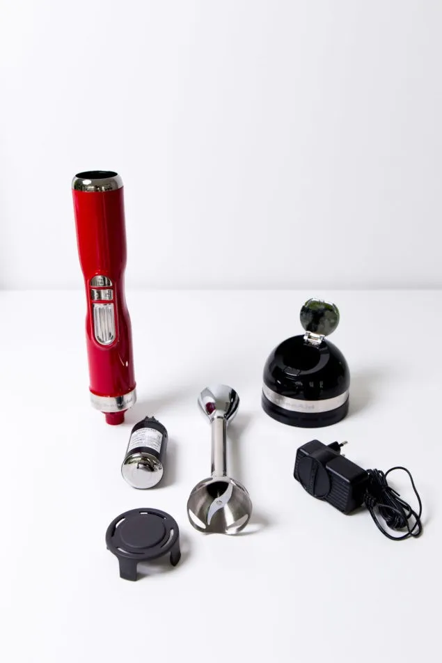 Nahaufnahme des Griffstücks des KitchenAid Artisan Stabmixers mit den intuitiven Bedienelementen