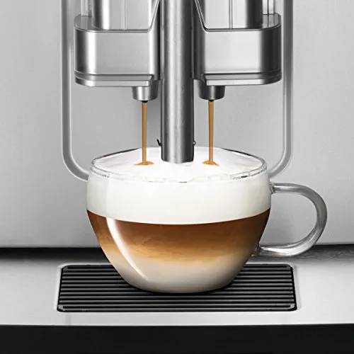 Nahaufnahme des höhenverstellbaren Kaffeeauslaufs des Bosch VeroCup 300, mit einer Tasse darunter