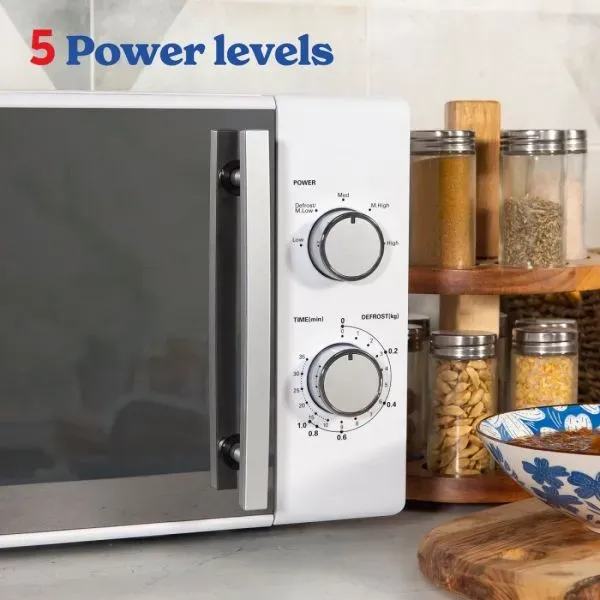 Nahaufnahme des Innenraums der Russell Hobbs Mikrowelle mit Glasdrehteller