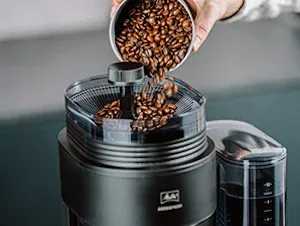 Nahaufnahme des integrierten Keramikmahlwerks der Melitta AromaFresh X