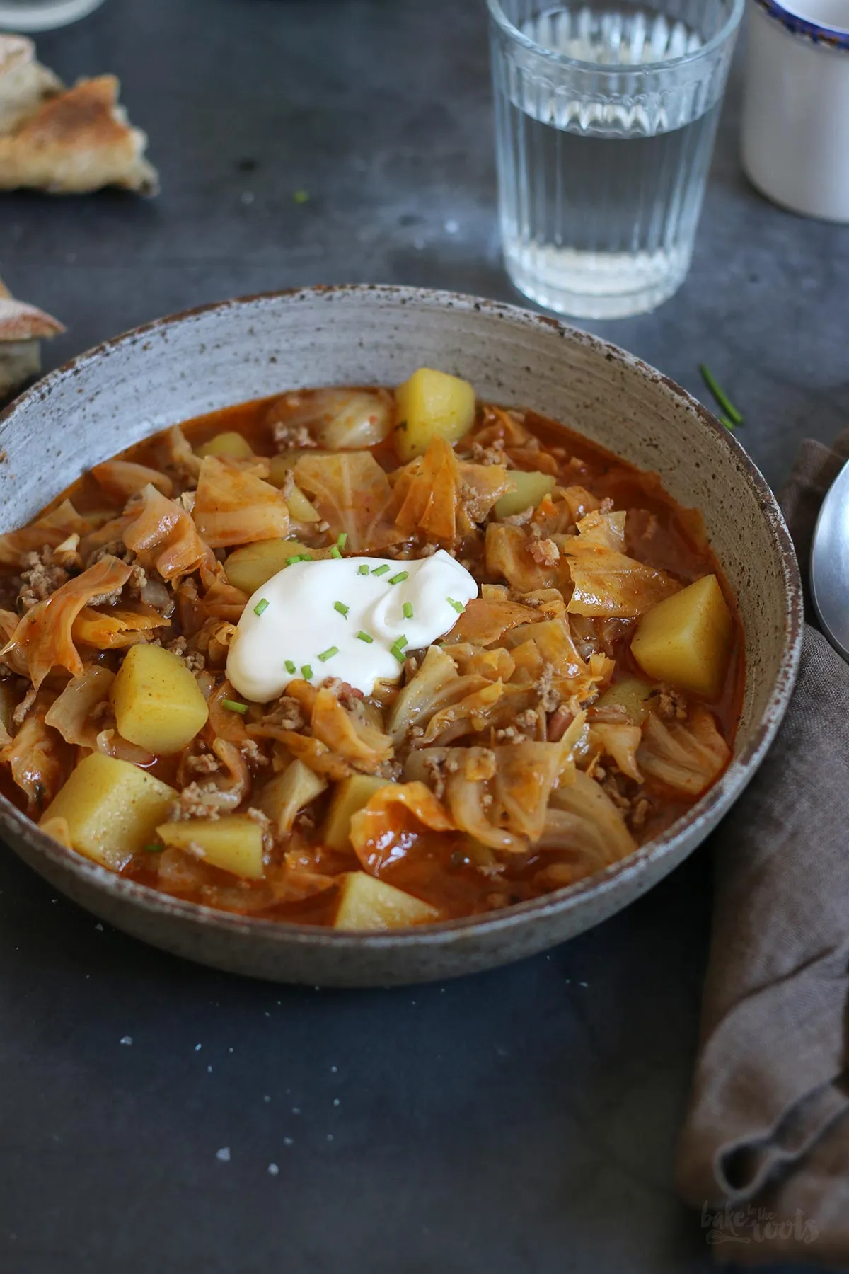 Nahaufnahme des köchelnden Schichtkohls im Topf mit Spitzkohl, Hackfleisch und Kartoffeln