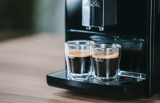 Nahaufnahme des Melitta Solo Kaffeevollautomaten, der Kaffee in eine Tasse brüht