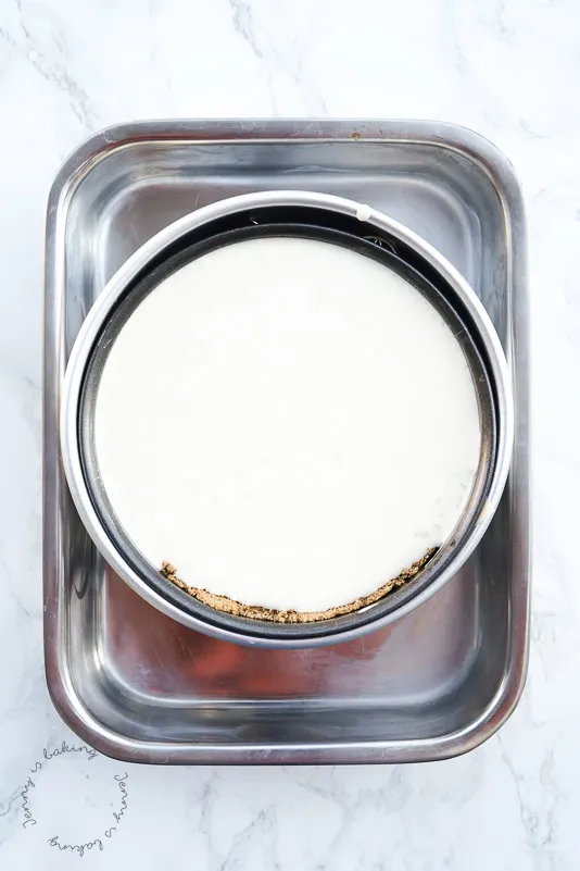 Nahaufnahme des Wasserbad-Tricks: Die Form-in-Form-Methode zur Vermeidung von Folie