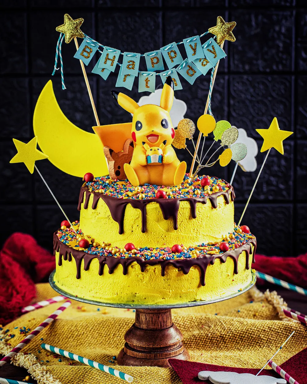 Nahaufnahme einer detailreichen Pikachu Spielfigur auf dem Kuchen, bereit für neue Abenteuer nach der Feier