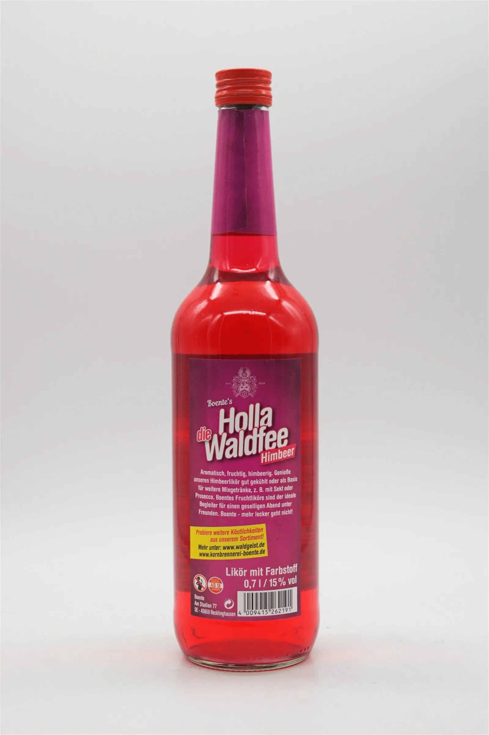 Nahaufnahme einer Flasche Boente's Holla die Waldfee Himbeerlikör, stilvoll präsentiert