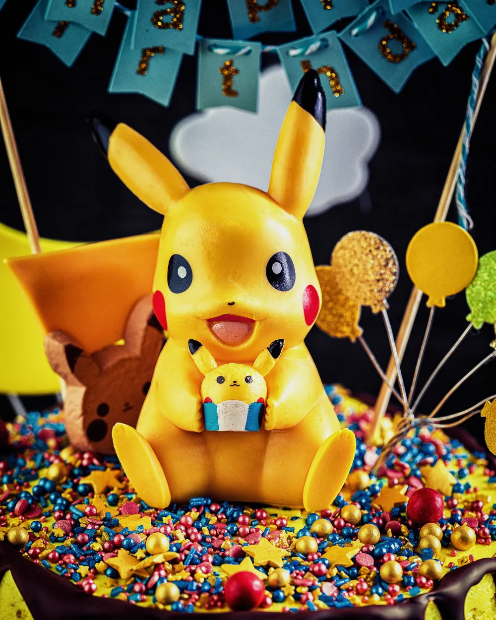 Nahaufnahme einer gestapelten Geburtstagstorte mit gelber Creme und Fruchtkonfitüre, verziert mit Streuseln