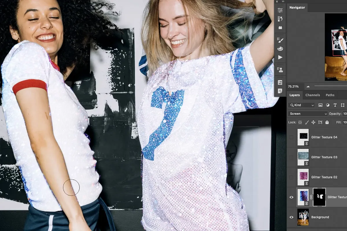 Nahaufnahme einer Glitzertextur, die mit einer Ebenenmaske auf ein ausgewähltes Objekt in Photoshop angewendet wurde