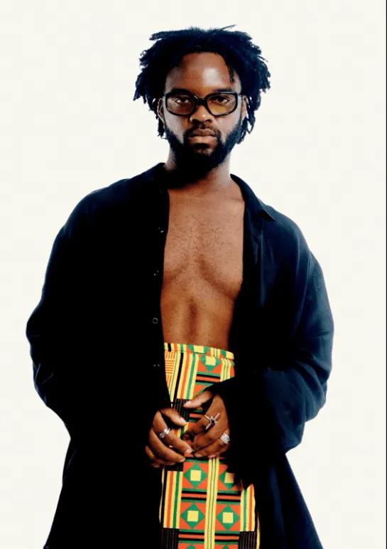 Nahaufnahme einer Katze, die konzentriert aus einem Katzenbrunnen trinkt