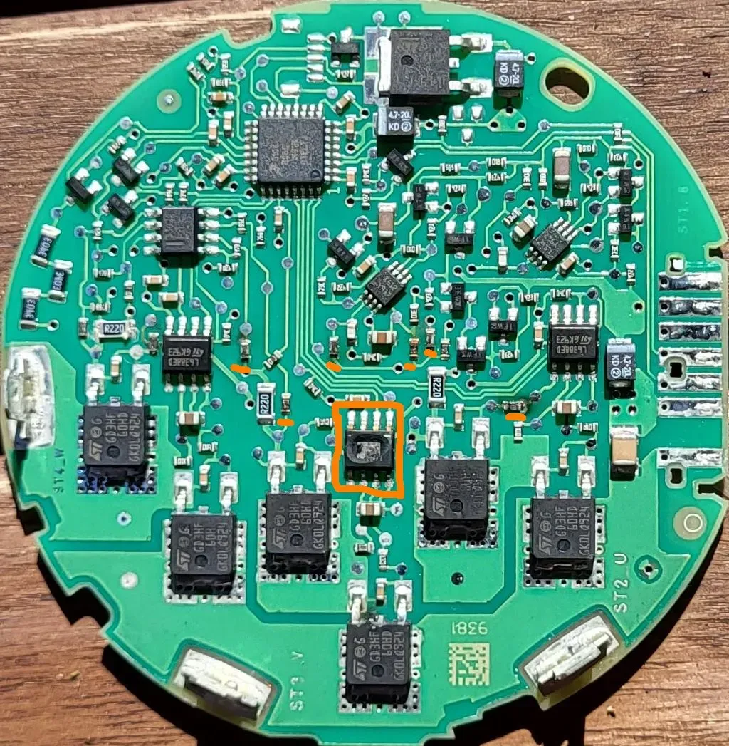 Nahaufnahme einer Leiterplatte mit einem durchgebrannten Bauteil, das den Fehler F79 verursachen könnte.