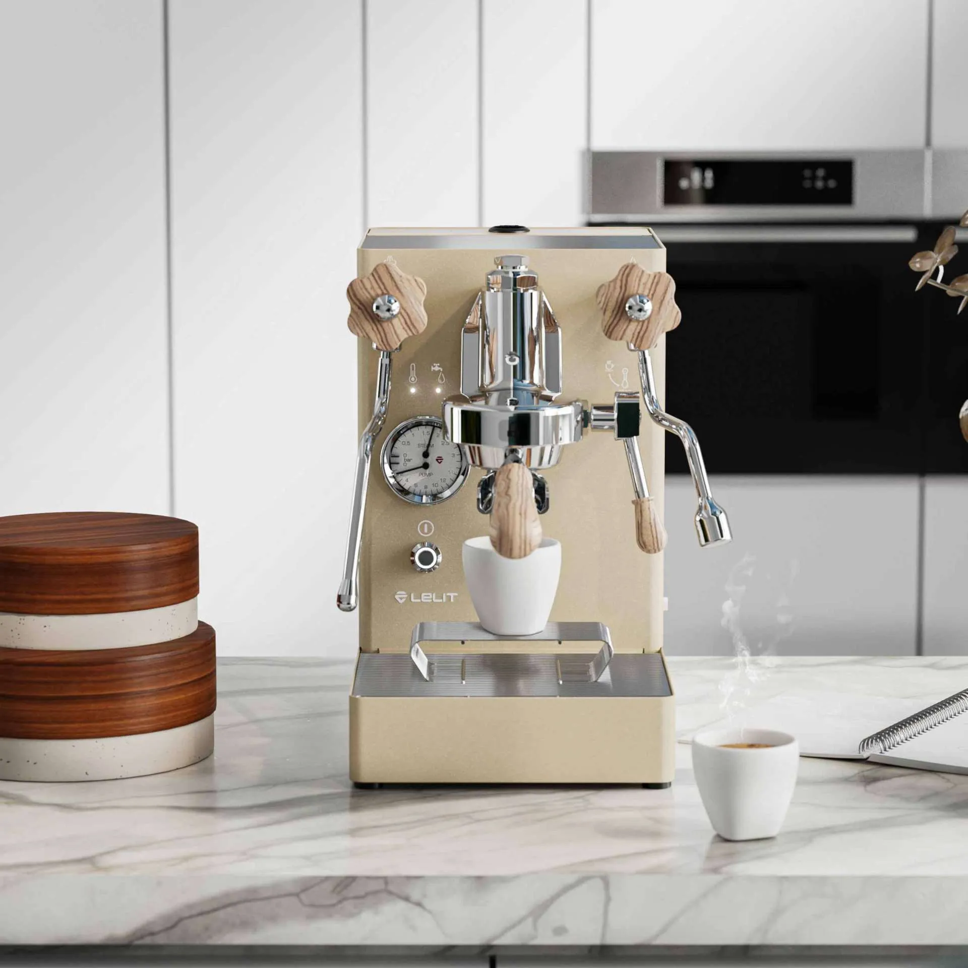 Nahaufnahme einer Lelit Mara X PL62X Gold Edition Siebträgermaschine, die eine Tasse Espresso zubereitet