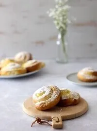 Nahaufnahme einer Puddingschnecke, die den cremigen Vanillepudding im Inneren zeigt