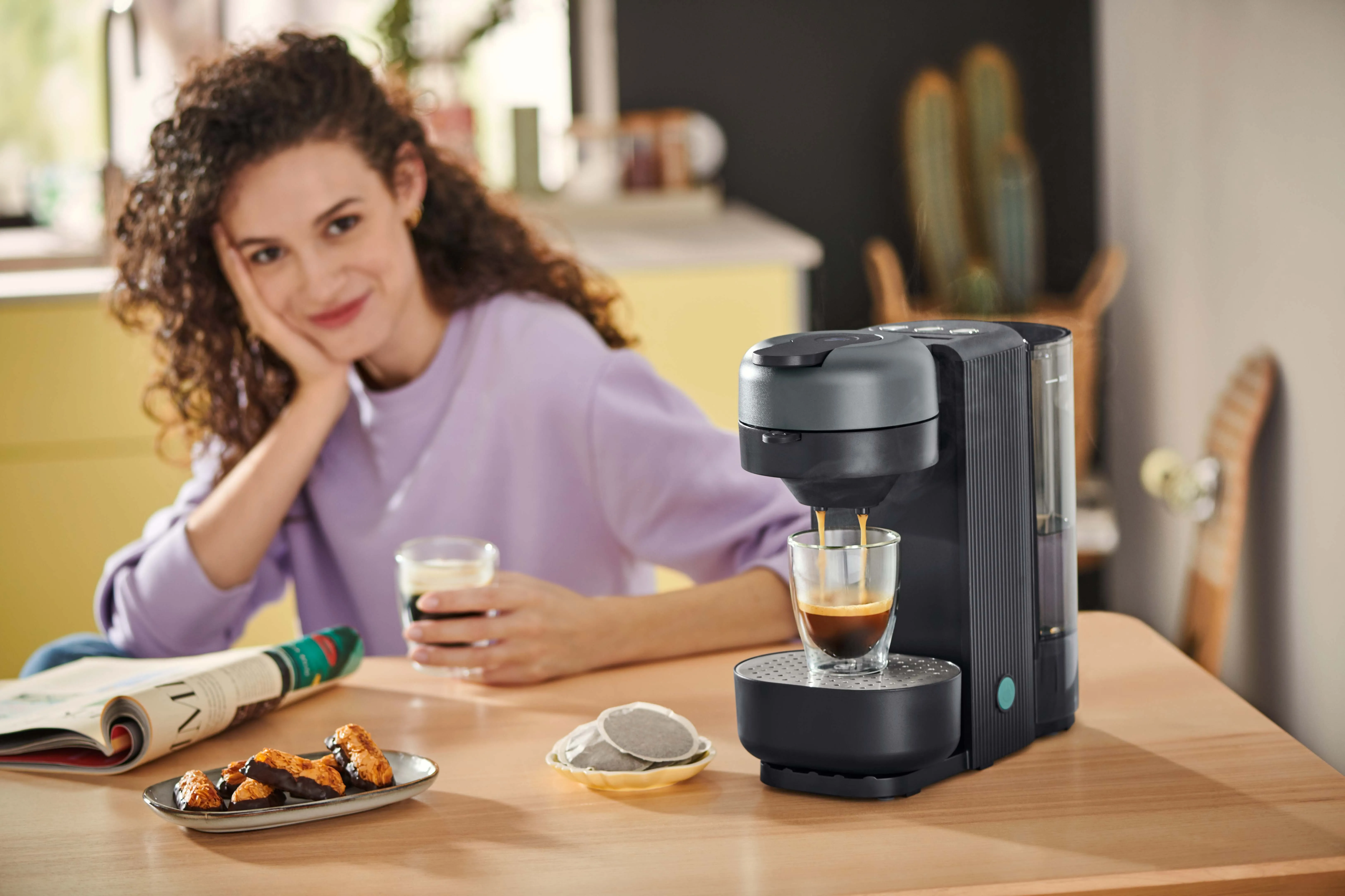 Nahaufnahme einer sauberen Kaffeepadmaschine von Tchibo mit einem Kaffeepadhalter und Wassertank