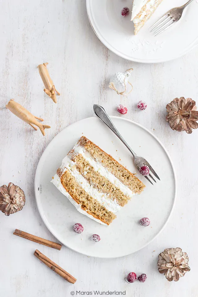 Nahaufnahme einer Scheibe Apfel-Weihnachtstorte, die die saftigen Schichten und die Dekoration zeigt