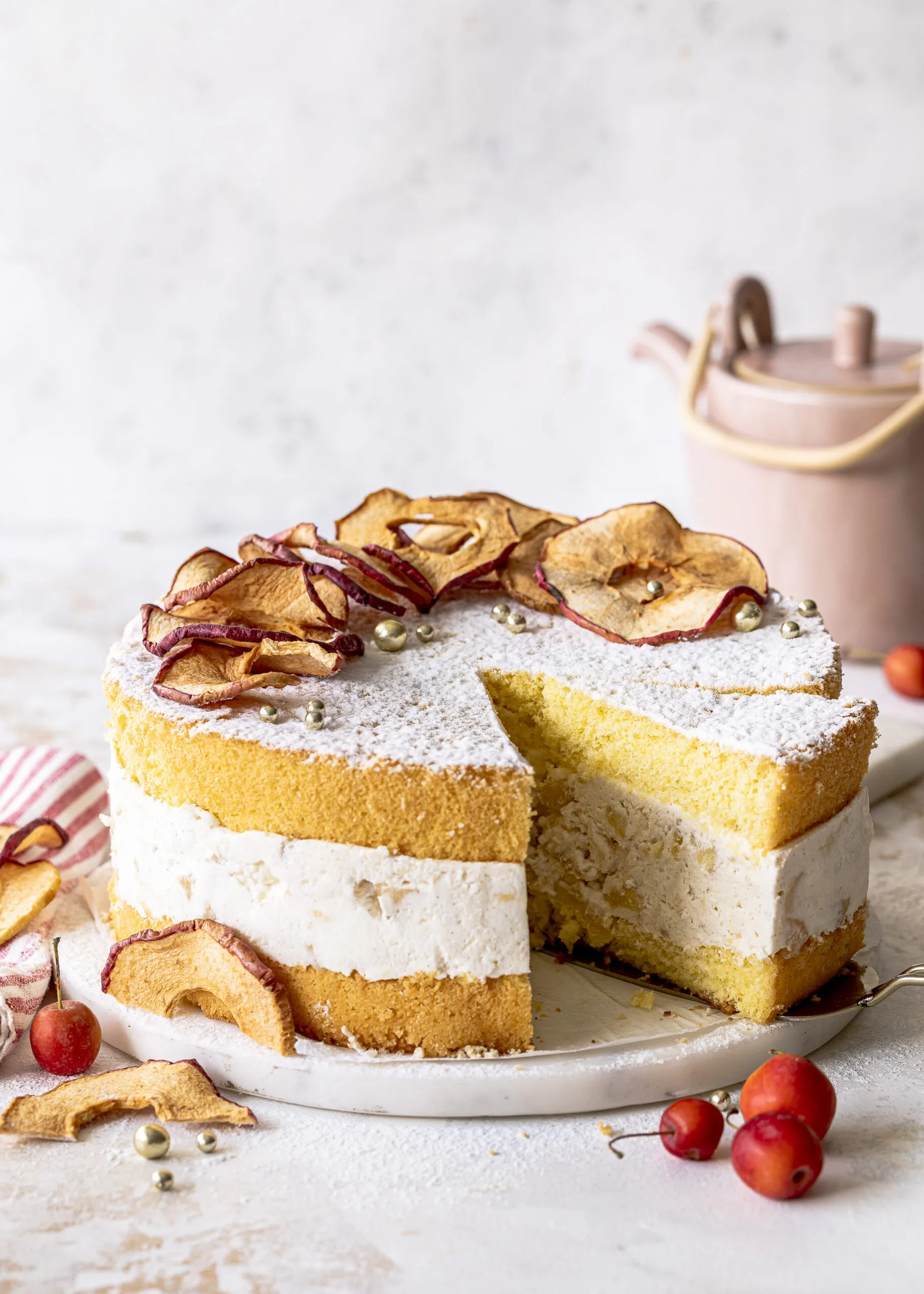 Nahaufnahme einer Scheibe Bratapfel-Käse-Sahne-Torte mit Apfelstücken und Zimt.