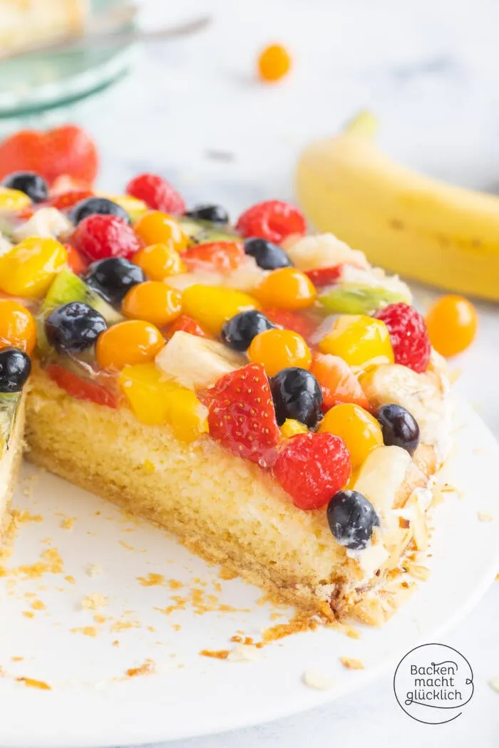 Nahaufnahme einer Scheibe Obsttorte mit verschiedenen Früchten