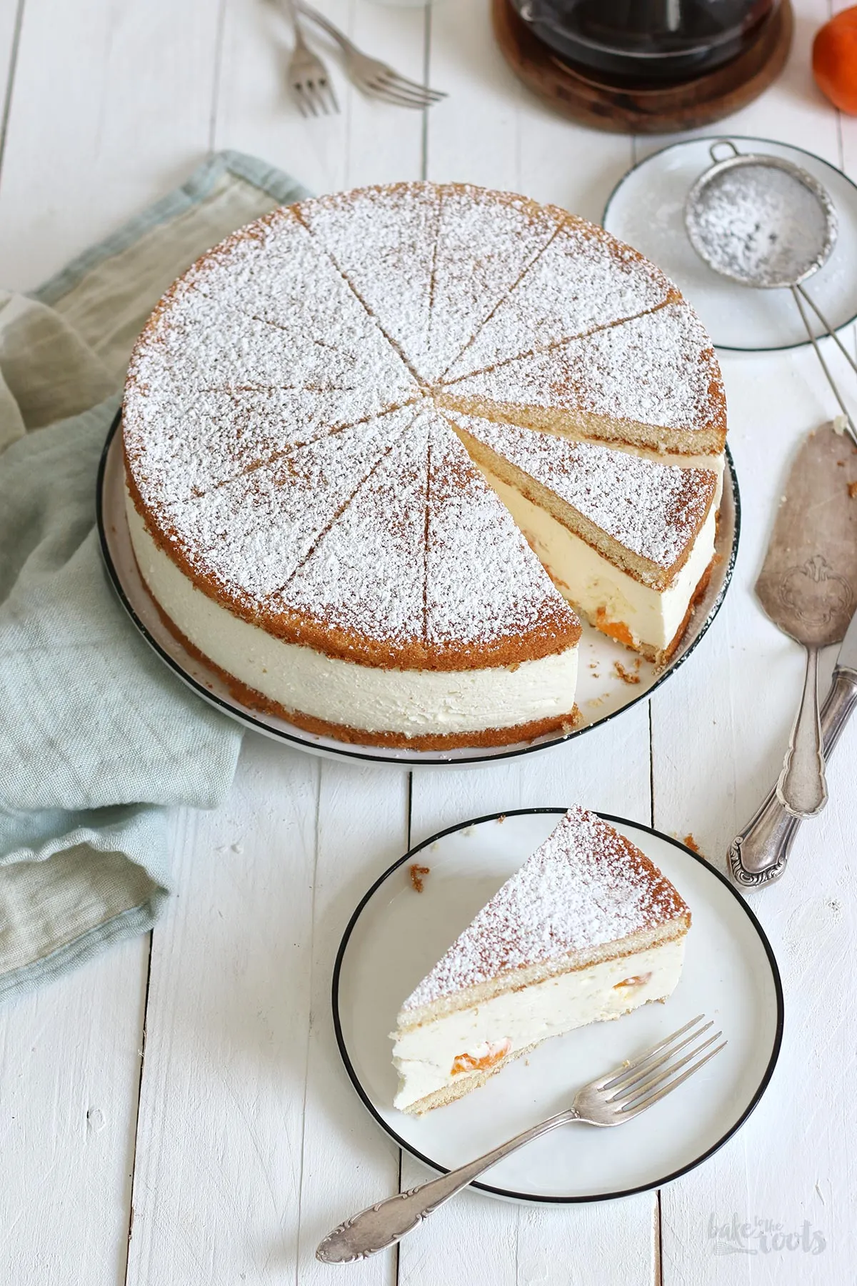 Nahaufnahme einer Scheibe Orangen Quark Sahne Torte mit Mandarinen und cremiger Füllung