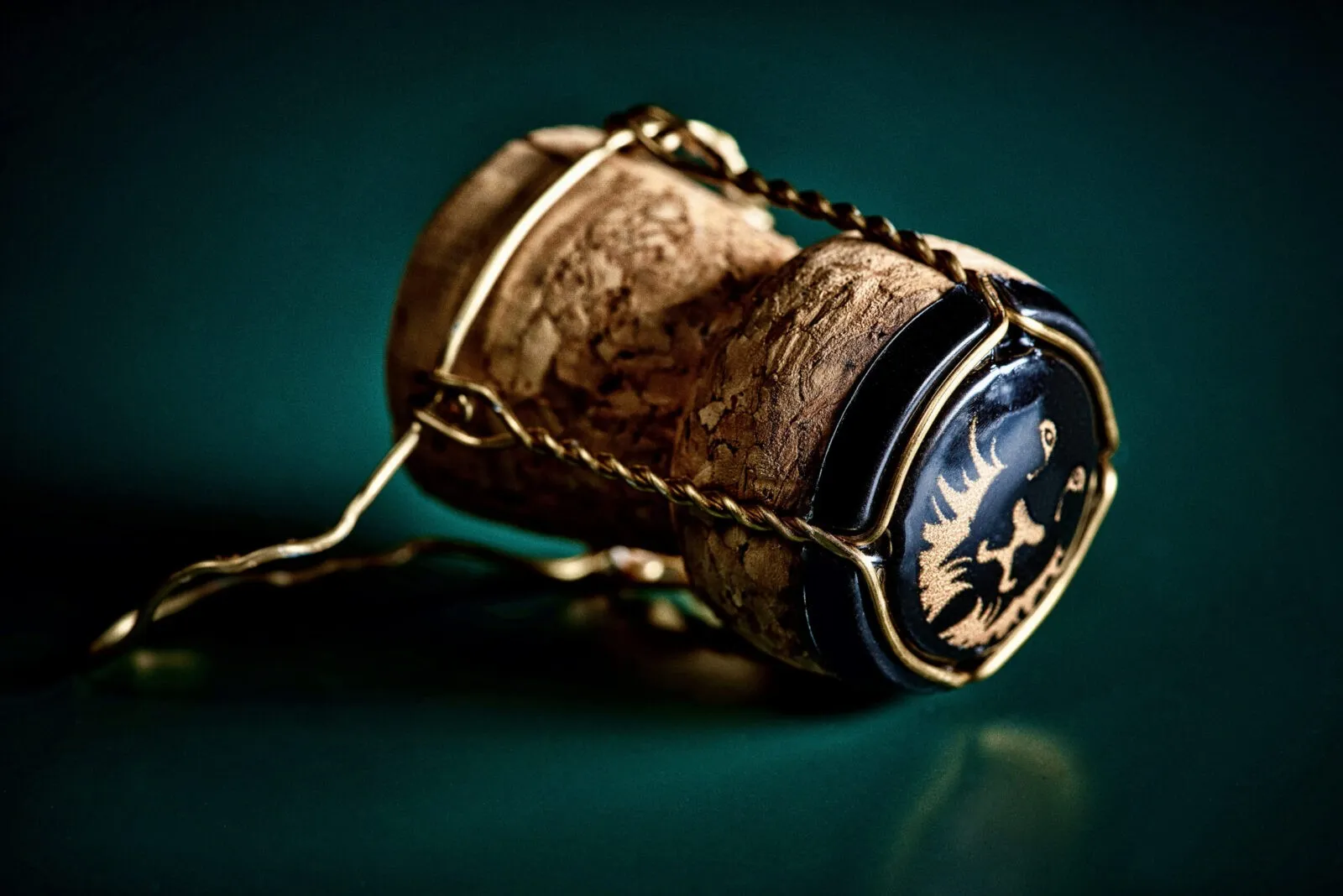 Nahaufnahme einer Sektflasche mit elegantem Etikett und feinen Bläschen im Glas