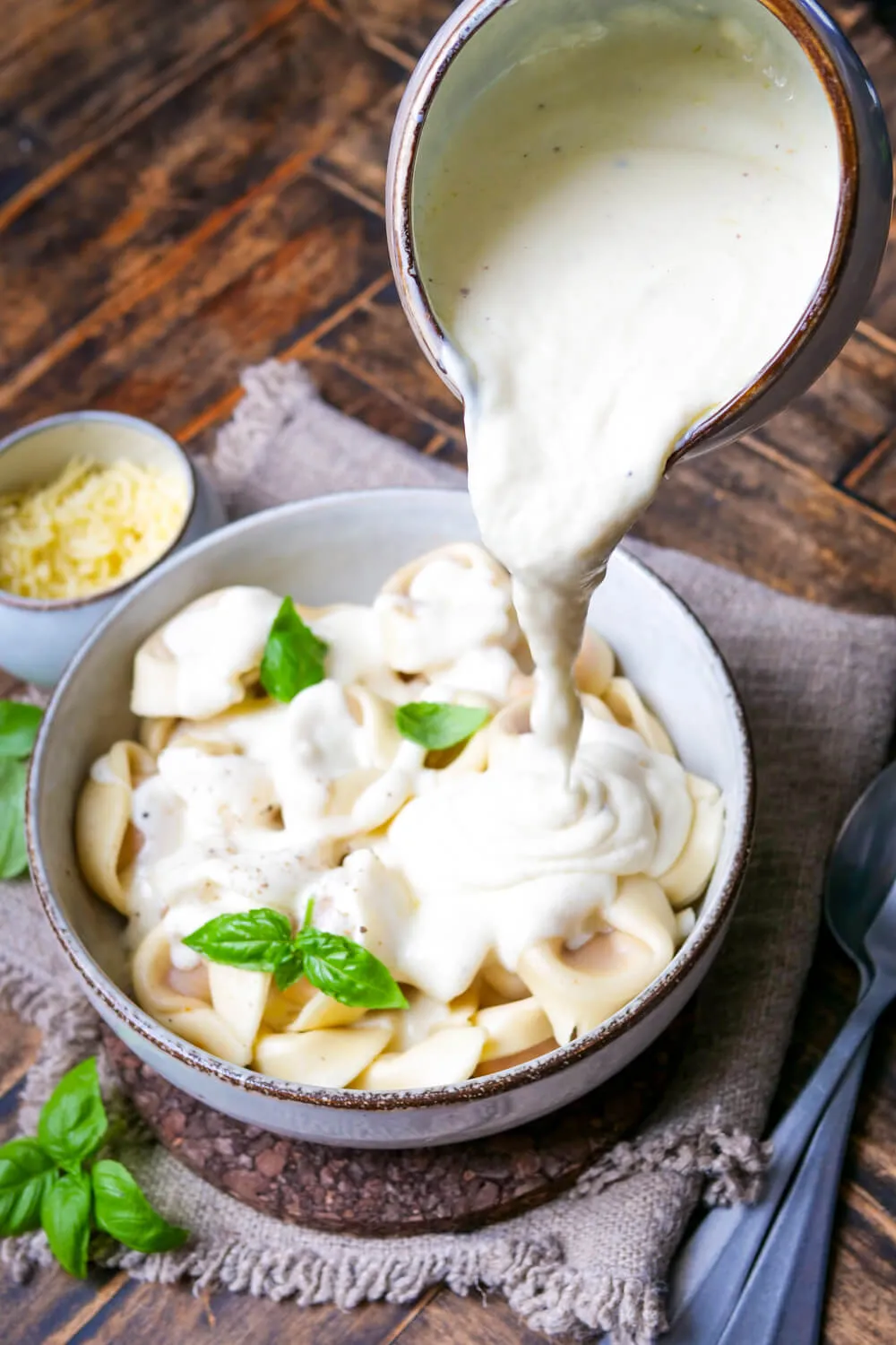 Nahaufnahme einer super cremigen Käsesoße in einer Schüssel