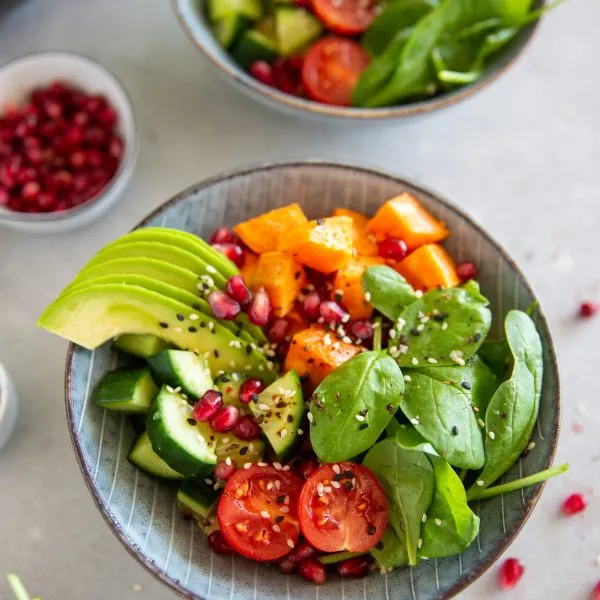 Nahaufnahme einer Superfood-Bowl mit frischen Zutaten und Granatapfelkernen