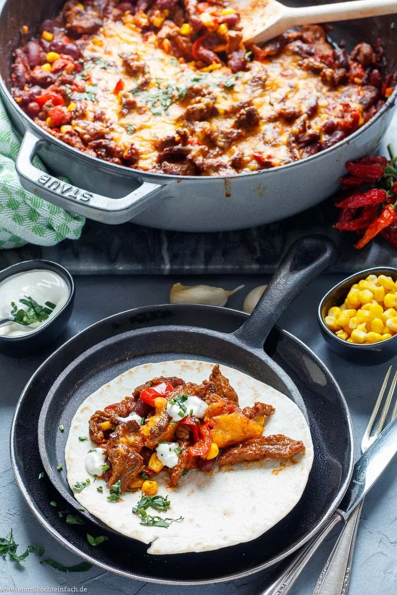Nahaufnahme einer Tex Mex Pfanne, gefüllt mit Rindersteak, Bohnen und Mais