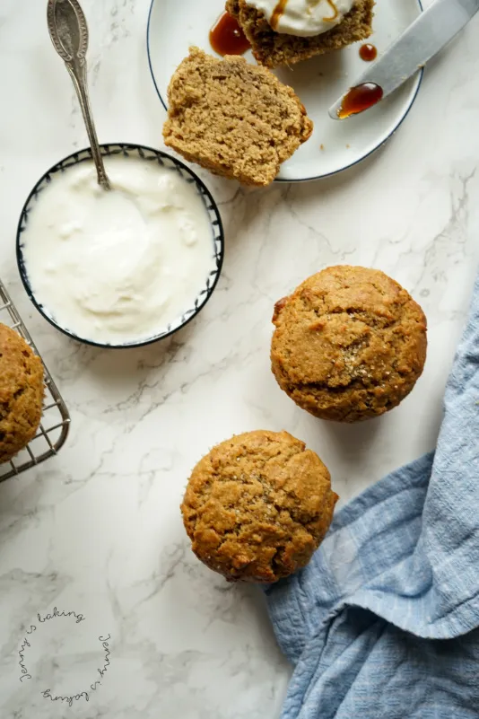 Nahaufnahme eines aufgeschnittenen Ingwermuffins mit fluffiger Textur und kleinen Ingwerstückchen
