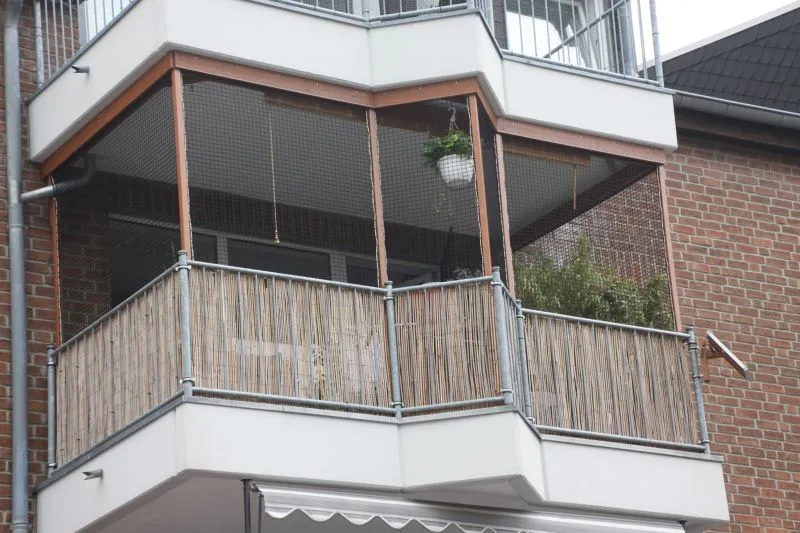 Nahaufnahme eines gesicherten Balkongeländers, das für Meerschweinchen sicher ist.