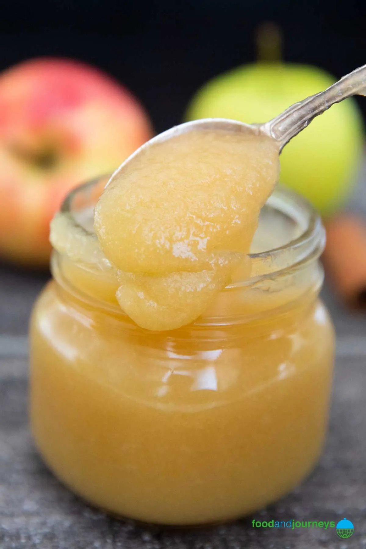 Nahaufnahme eines Glases deutsches Apfelmus, das die cremige Textur hervorhebt.