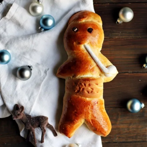 Nahaufnahme eines Grittibänz mit Verzierungen