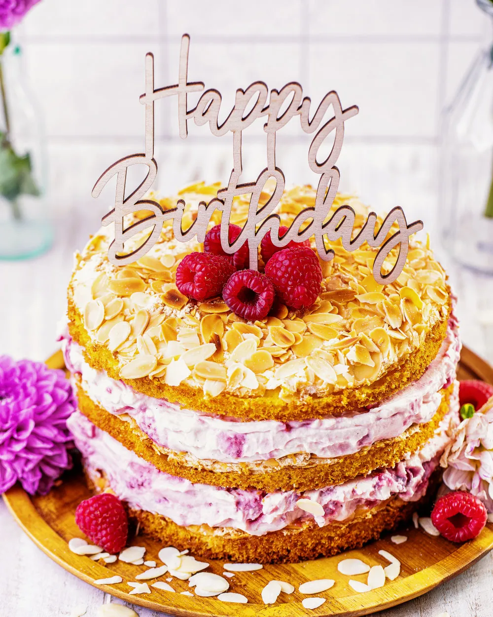 Nahaufnahme eines Himbeer-Quark Naked Cakes mit frischen Himbeeren, der Eleganz und Frische ausstrahlt