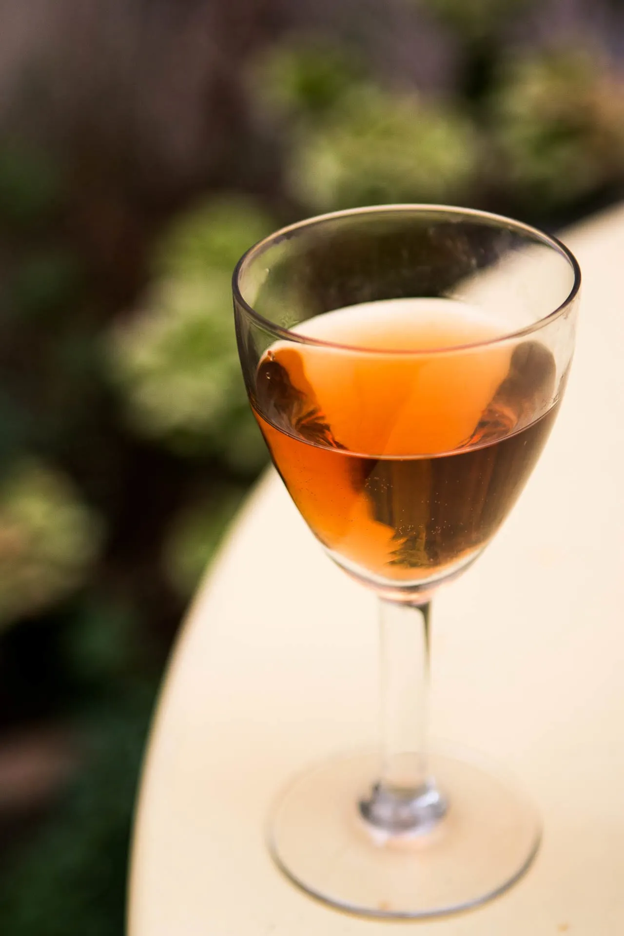 Nahaufnahme eines Kir Aperitifs in einem Glas mit einer einzelnen Fruchtgarnitur