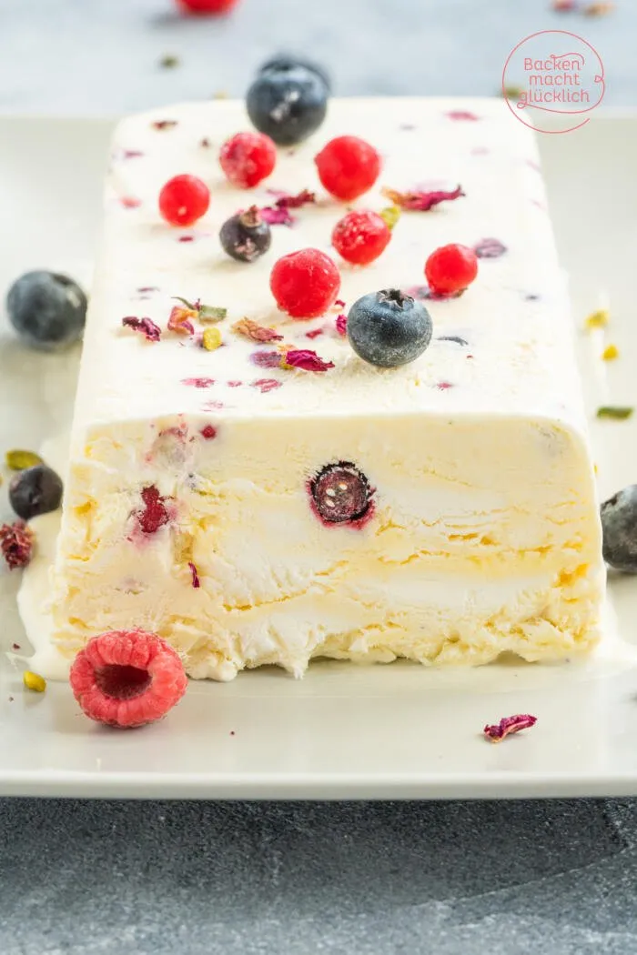 Nahaufnahme eines köstlichen, selbstgemachten Vanille-Parfaits mit einer cremigen Textur, bestreut mit Vanillemark