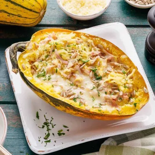 Nahaufnahme eines köstlichen Spaghettikürbis-Rezepts mit Schinken und Käse, fertig zum Genuss