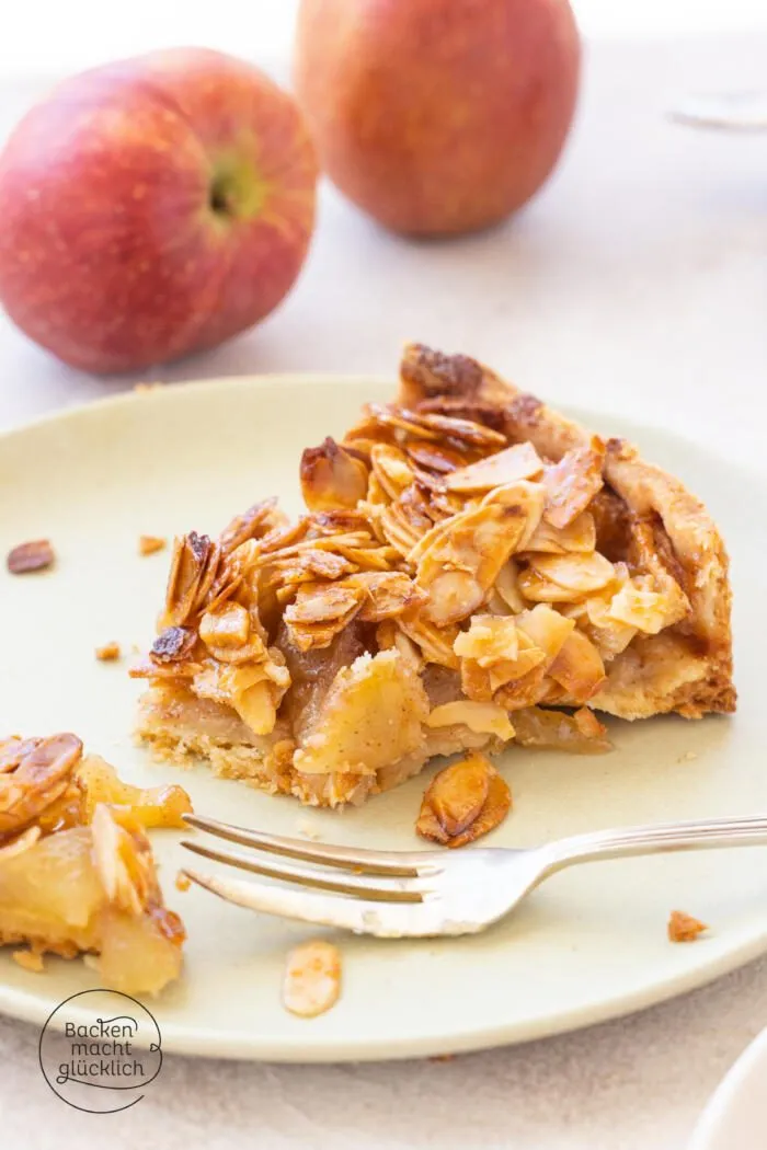 Nahaufnahme eines köstlichen Stücks Apfelkuchen nach Florentiner Art, mit detailreicher Karamell-Mandel-Decke und feiner Apfelschicht.
