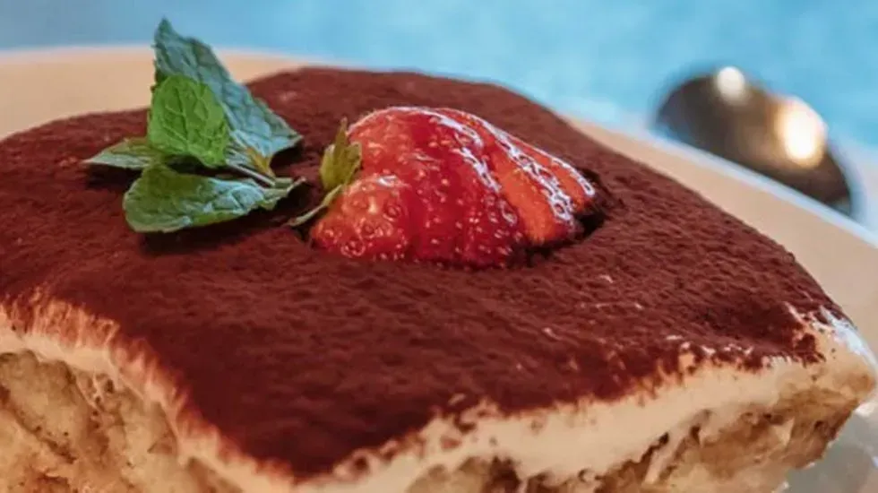 Nahaufnahme eines köstlichen Tiramisù-Desserts auf der L'Osteria Speisekarte
