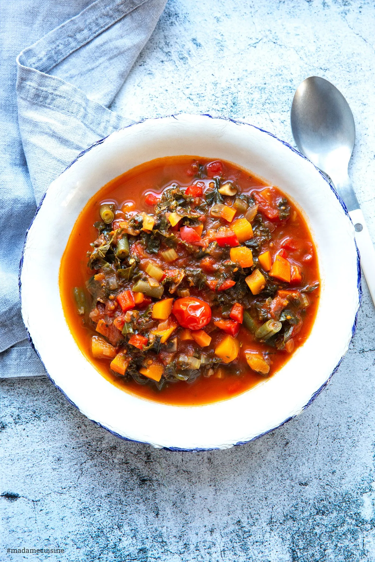 Nahaufnahme eines köstlichen Winter-Ratatouilles in einer Schale, verziert mit frischen Kräutern