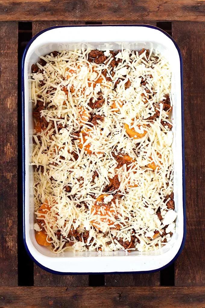 Nahaufnahme eines Löffels, der einen Teil des cremigen Süßkartoffel-Auflaufs entnimmt